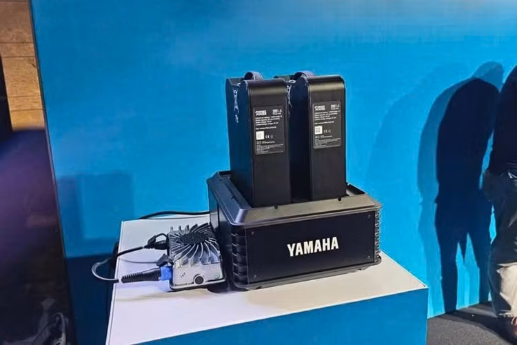 Cổng sạc được tích hợp ngay trên thân xe, trong khi bộ sạc có khoang chứa riêng để người dùng thuận tiện mang theo trong quá trình sử dụng. Aerox E có ba chế độ lái gồm: Eco, Standard và Power nhằm đáp ứng các nhu cầu vận hành khác nhau.