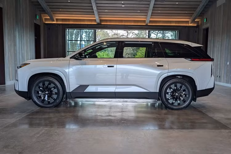Đầu năm nay, Toyota từng gây bất ngờ khi công bố thế hệ tiếp theo của Highlander sẽ chỉ có phiên bản thuần điện, đánh dấu bước chuyển mình mạnh mẽ của một trong những mẫu SUV bán chạy nhất của hãng tại thị trường Bắc Mỹ. Khi đó, kế hoạch ban đầu là đưa xe vào sản xuất cuối năm 2026.