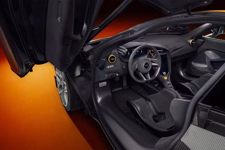 So với các phiên bản trước, 788HS được thiết kế lại đáng kể ở hệ thống khí động học. Nhà sản xuất cho biết, lực ép xuống mặt đường tăng khoảng 10% so với 765LT nhờ hàng loạt chi tiết mới.
