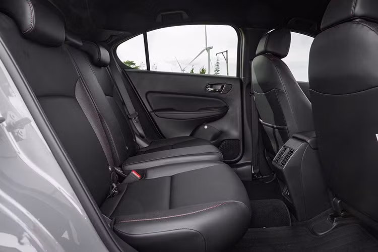 Danh sách an toàn tiếp tục có gói Honda Sensing với đèn pha tự động, cảnh báo và hỗ trợ giữ làn, hỗ trợ duy trì làn đường, cảnh báo va chạm phía trước kèm phanh tự động, kiểm soát hành trình thích ứng ở dải tốc độ thấp, cảnh báo xe phía trước khởi hành và camera LaneWatch.