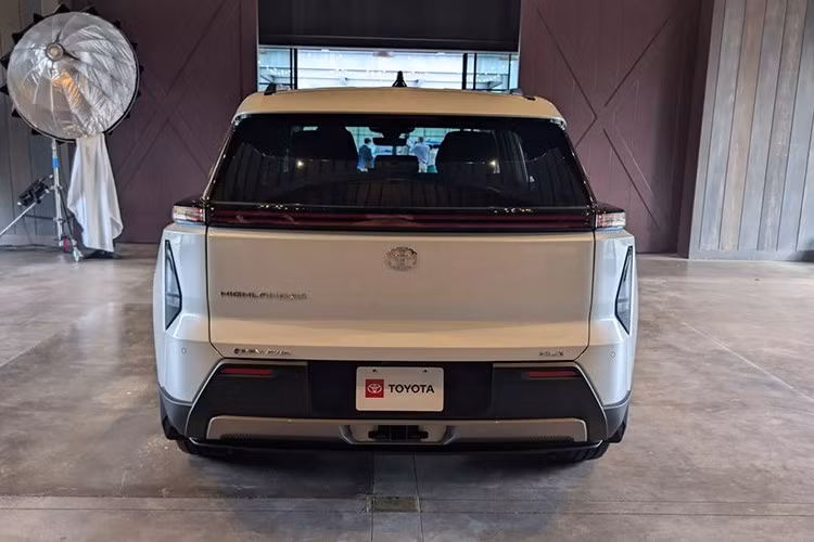 Tuy nhiên, theo người phát ngôn của Toyota, tiến độ sản xuất hiện đã bị lùi ít nhất 8 tuần. Dù hãng chưa công bố lịch trình mới, việc chậm tiến độ khiến nhiều chuyên gia dự đoán khách hàng Mỹ có thể phải chờ đến đầu năm 2027 mới được nhận xe.