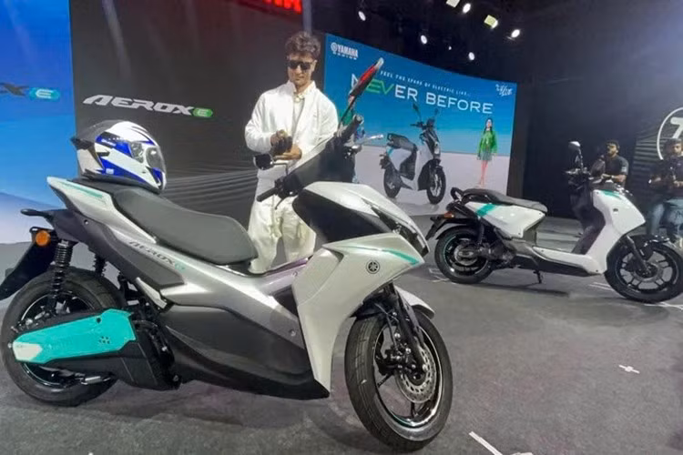 Bên cạnh đó, Yamaha còn bổ sung chế độ Boost Mode. Khi kích hoạt bằng nút bấm trên cụm điều khiển, hệ thống sẽ giải phóng công suất tối đa của mô-tơ trong thời gian ngắn để hỗ trợ tăng tốc, mang lại khả năng phản hồi tốt hơn khi vượt xe hoặc di chuyển trên những đoạn đường cần tăng tốc nhanh.