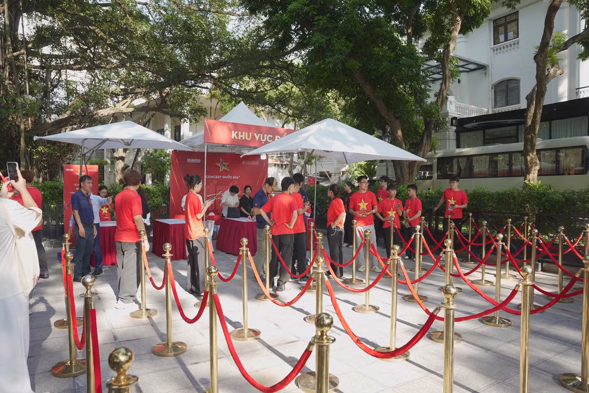 Từ sáng sớm, hàng trăm người đã có mặt tại địa điểm đổi vé đêm nhạc "Tổ quốc trong tim" do báo Nhân Dân tổ chức.