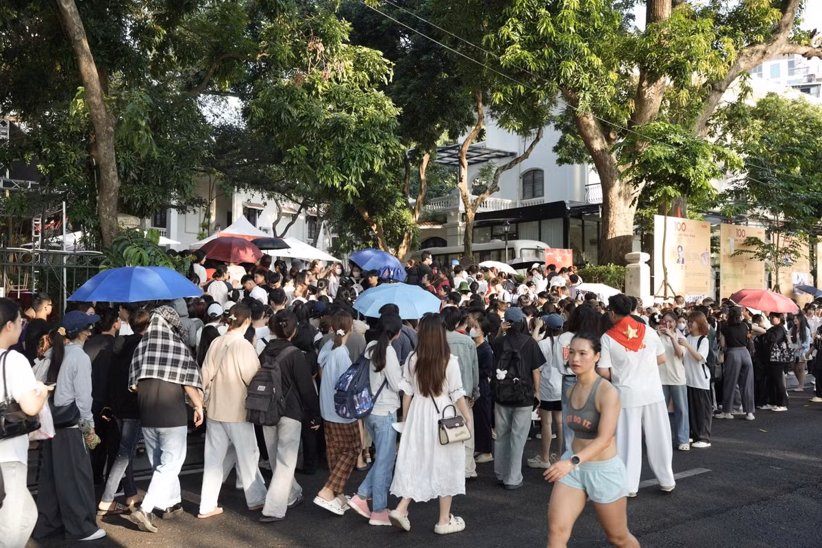 Không chỉ có những người trẻ, hàng người xếp hàng còn có sự tham gia của nhiều thế hệ.