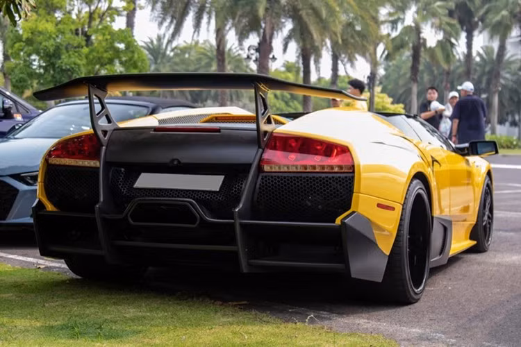 Siêu xe mui trần Lamborghini Murcielago LP640-4 Roadster độ lên phiên bản Murcielago LP670-4 SV sử dụng động cơ V12, dung tích 6.5 lít, sản sinh công suất tối đa 640 mã lực và mô-men xoắn cực đại 660 Nm.