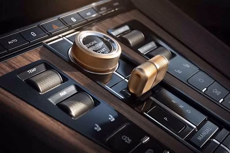 Tuy nhiên, Vanquish lại chiếm ưu thế về hiệu suất với động cơ V12 5.2 lít tăng áp kép, sản sinh công suất 824 mã lực (614kW / 835PS) và mô-men xoắn 1000Nm.