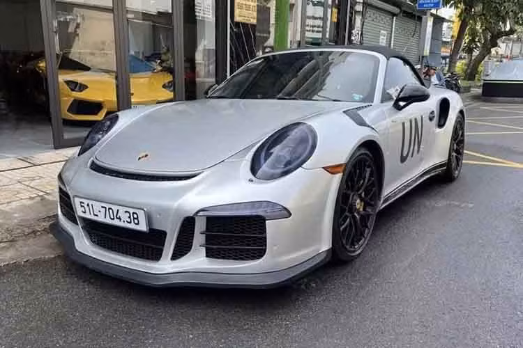 Đáng chú ý, chiếc xe này chỉ mới có chạy 5.000 miles, mới hơn cả các xe 911 992 sau này đởi 2023 hay 2024, thế mới thấy cách chơi xe của "vua cà phê" Đặng lê Nguyên Vũ rất chi là lạ đời. Hiện mức giá xe Porsche 911 Turbo S Cabriolet 2016 này vẫn là ẩn số.