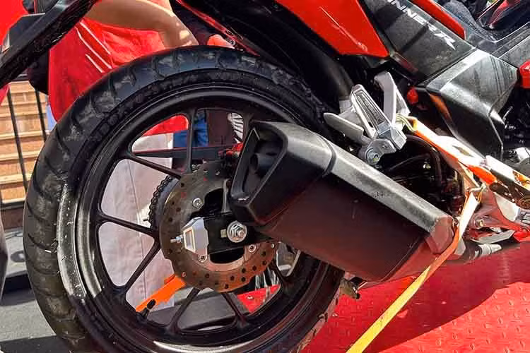Về sức mạnh, Winner R được trang bị động cơ 150cc, DOHC, 4 van, hộp số 6 cấp – cấu hình được tinh chỉnh để tăng hiệu suất và độ phản hồi. Công nghệ Assist &amp; Slipper Clutch hỗ trợ chống trượt khi dồn số, giúp vào cua ổn định và sang số mượt mà – vốn chỉ có trên xe phân khối lớn.