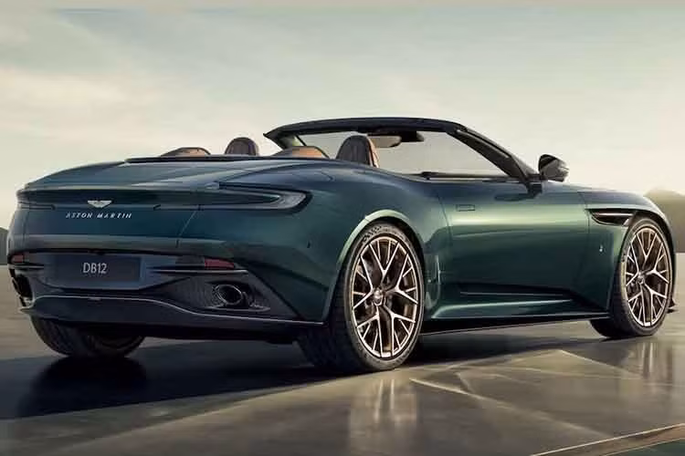 Xe có khả năng tăng tốc từ 0-100km/h trong 3,5 giây trước khi đạt tốc độ tối đa 344km/h. DB12 Volante cũng không kém cạnh, với thời gian tăng tốc 3,7 giây và tốc độ tối đa 325km/h.