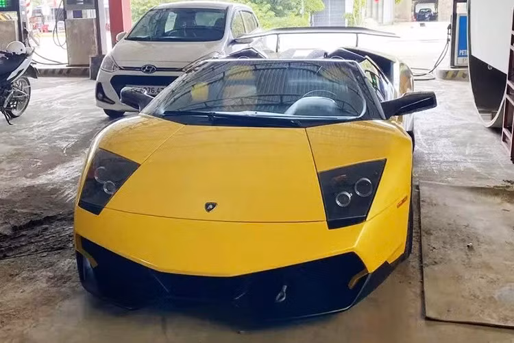 Mới đây, hình ảnh về chiếc Lamborghini Murcielago LP640-4 Roadster độc nhất Việt Nam được chia sẻ lên mạng xã hội đã ngay lập tức thu hút sự tò mò của giới mê xe. Như vậy đây là lần thứ 2 chiếc siêu xe này tái xuất, sau khi bị bắt gặp lăn bánh trên đường phố tỉnh Gia Lai vào đầu năm nay.