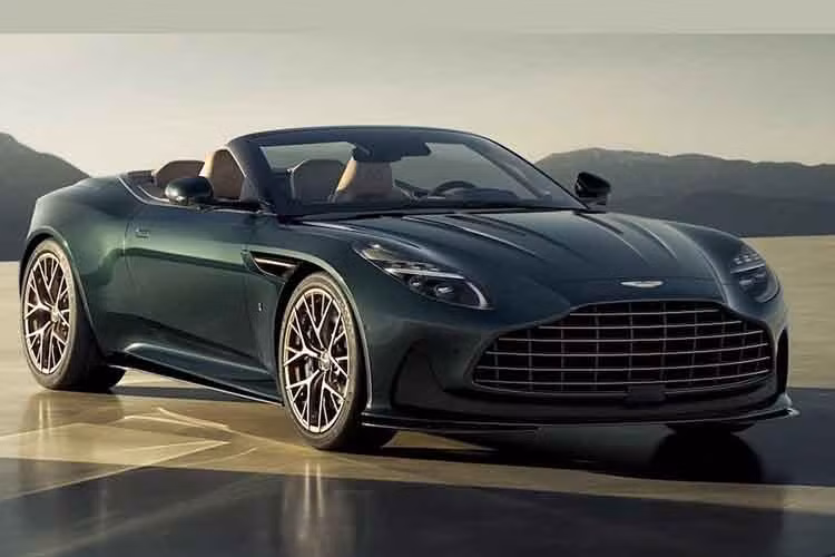 Aston đã đặt tên cho hai mẫu xe là DB12 60th Anniversary of Volante Edition và Vanquish 60th Anniversary of Volante Edition. Đúng như dự đoán, cả hai phiên bản kỷ niệm đều dựa trên DB12 mui trần và Vanquish. Mỗi chiếc đều được hoàn thiện với màu xanh Q Pentland Green, kết hợp với màu xanh Q Westminster Green đậm hơn một chút ở nắp capo.