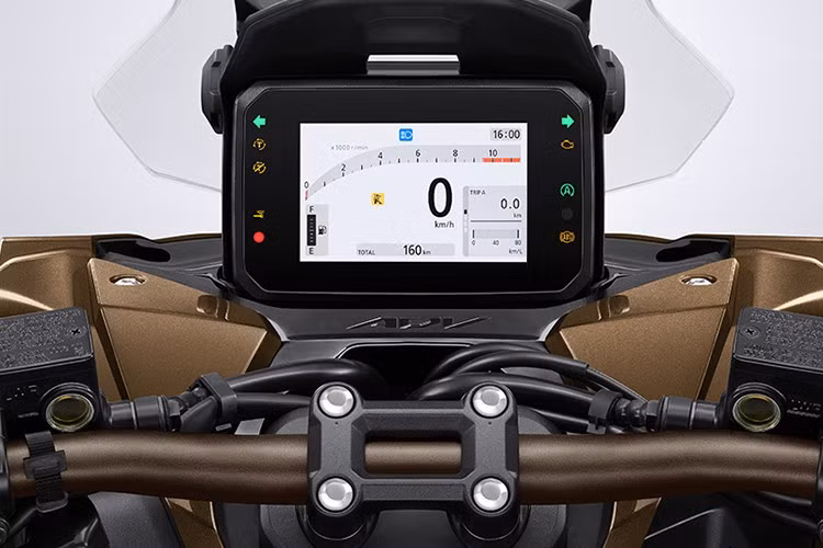 Tất cả các tính năng Honda RoadSync mới của xe đều hiển thị trên cụm đồng hồ TFT 5 inch và được thao tác dễ dàng thông qua cụm nút bấm đa chức năng trên tay lái. Đây là lần đầu tiên hệ thống này xuất hiện trên ADV160, đem tới các trải nghiệm hiện đại cho người sử dụng.