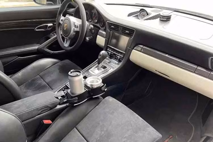 Nguyên bản chiếc xe Porsche 911 Turbo S Cabriolet 991.1 này có màu xám lông chuột nhưng sau đó được sơn thành màu vàng đồng và sau khi về tay ông Vũ, bộ áo mới nhất của xe được dán màu bạc. Ngoại hình vẫn là cản va trước phong cách mới với 2 khe gió và đèn sương mù LED thiết kế khác biệt so với xe tiêu chuẩn.