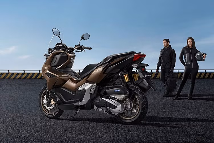 Điểm nhấn lớn nhất trên ADV160 RoadSync 2026 chính là tính năng Honda RoadSync, cho phép người dùng kết nối điện thoại thông minh qua Bluetooth để điều khiển các chức năng như nghe nhạc, nhận cuộc gọi, xem tin nhắn, và ra lệnh bằng giọng nói...