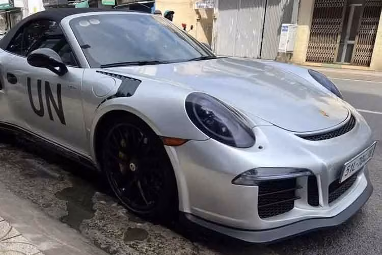 Vào giữa tháng 9/2025 này , sau 6 năm ngủ đông thì chiếc Porsche 911 Turbo S Cabriolet 991.1 đã được sưởi ấm bởi không khí nắng dịu của TP.HCM, giờ đây xe đã được đánh thức bằng rất nhiều chi phí để có biển số 51L-704-38.