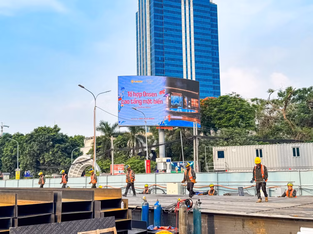 Thi công công trình ngầm trong khu vực đô thị đông đúc luôn là hạng mục có yêu cầu kỹ thuật đặc biệt cao. Vì vậy, ngay từ những hạng mục đầu tiên, dự án xác định an toàn công trình, an toàn giao thông và an toàn cộng đồng là ưu tiên xuyên suốt quá trình thi công. Dự án áp dụng đồng thời nhiều giải pháp kỹ thuật nhằm kiểm soát nền đất, bảo vệ các công trình lân cận và hạn chế tối đa ảnh hưởng tới môi trường xung quanh.