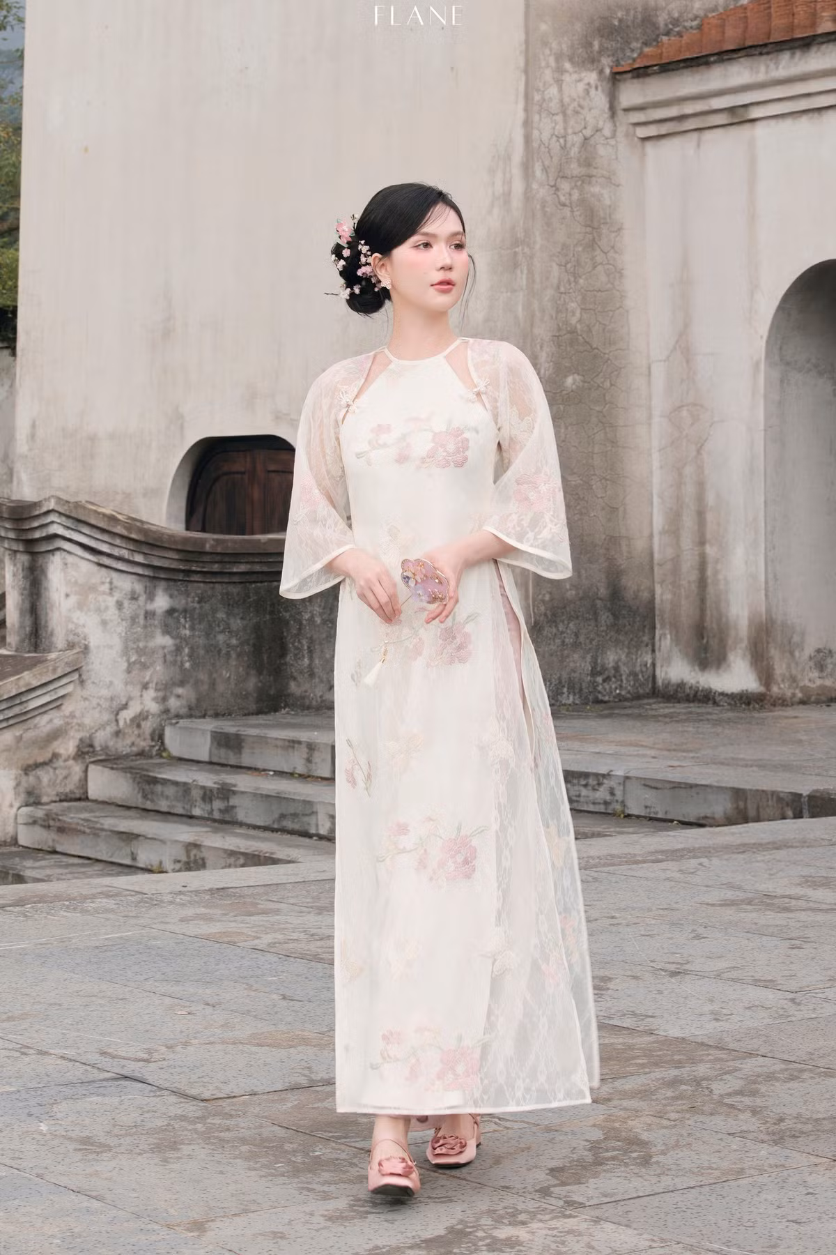 Sống mũi thanh tú, khuôn miệng nhỏ nhắn với sắc môi hồng phớt tạo nên tổng thể gương mặt hài hòa, trẻ trung hơn tuổi thật.