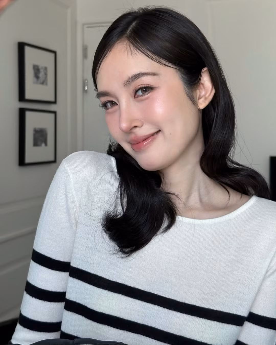 Thời gian dường như đã bỏ quên Nong Poy, khi cô vẫn giữ được nét trẻ trung, tươi tắn như những ngày đầu mới nổi tiếng. Thậm chí, nhiều người nhận xét rằng, vẻ đẹp của cô ở tuổi U40 còn mặn mà, đằm thắm và quyến rũ hơn.