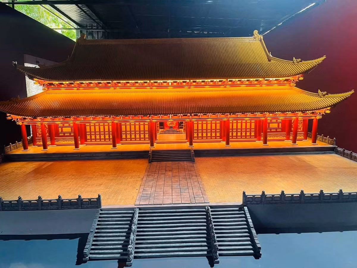 Mô hình Chính điện Kính Thiên được đặt trong tổng thể không gian giới thiệu quá trình nghiên cứu, các cơ sở khoa học và những yêu cầu đặt ra đối với việc phục hồi công trình.