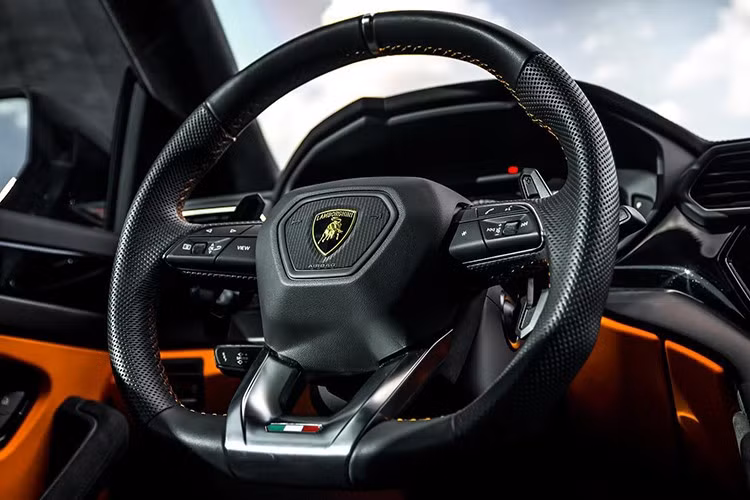 Tại Việt Nam, khách hàng đặt mua xe Lamborghini Urus SE sẽ có giá rất hữu nghị chỉ từ 14,79 tỷ đồng, mức giá này chưa bao gồm các lựa chọn thêm, cũng như chi phí đăng ký xe. Với giá bán tốt đến vậy, hứa hẹn dòng xe Lamborghini Urus SE sẽ được các đại gia Việt ưa chuộng.