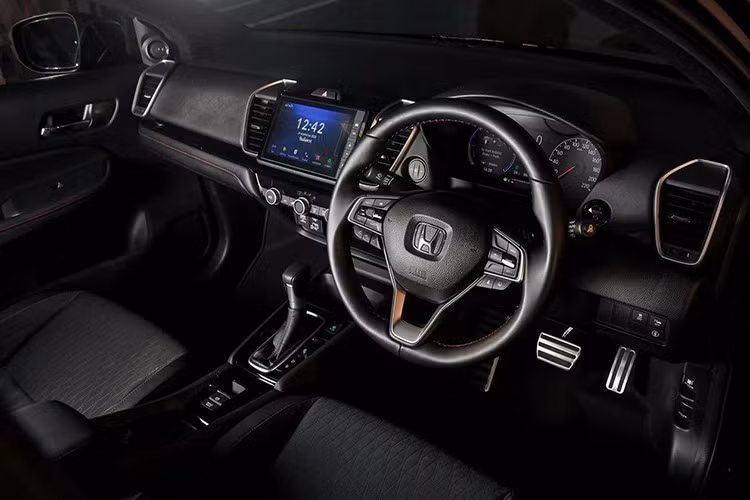 Theo các chuyên gia, với chênh lệch giá như vậy, mẫu xe sedan Honda City e:HEV RS nếu được phân phối tại Việt Nam có thể khó cạnh tranh trong tầm giá, đặc biệt khi người dùng phổ thông vẫn ưu tiên chi phí hợp lý và dễ bảo dưỡng.