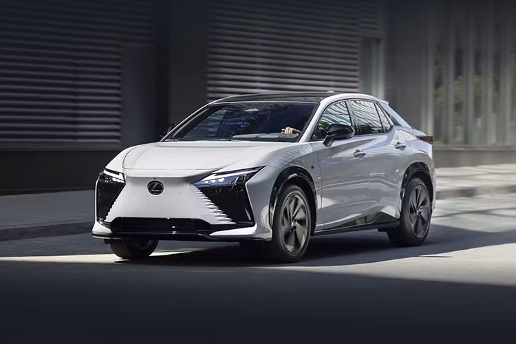 Hồi tháng 5 đầu năm nay, hãng xe hạng sang Nhật Bản Lexus đã công bố một số thông tin ban đầu về mẫu SUV điện RZ 2026, với hệ thống truyền động cải tiến là điểm nhấn, mang đến công suất và phạm vi hoạt động được cải thiện trên toàn bộ dòng sản phẩm.