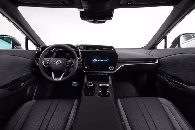 Ngoài ra, các mẫu RZ 450e AWD còn được trang bị phụ kiện nâng cấp hiệu suất mới do đại lý lắp đặt, giúp tăng công suất lên 375 mã lực, rút ​​ngắn thời gian tăng tốc từ 0-96 km/h xuống còn 4,3 giây và có giá chỉ 1.750 đô la, chưa bao gồm phí vận chuyển.
