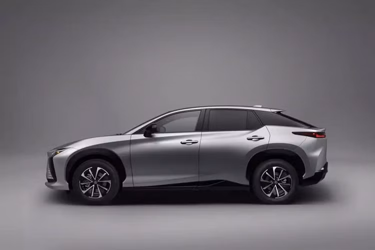 Bên cạnh đó còn có một dòng sản phẩm mới được mở rộng với công suất lớn hơn, hiệu suất cao hơn và hiệu suất động lực học được cải thiện, trong khi việc tối ưu hóa hệ thống pin điện giúp tăng phạm vi hoạt động và rút ngắn thời gian sạc.