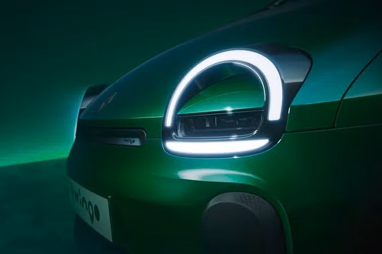 Chiếc Twingo mới vẫn giữ nguyên đầu xe hình mắt ếch, kiểu dáng hộp nhỏ gọn và đuôi xe bo tròn gợi nhớ đến tinh thần của phiên bản gốc năm 1992, giờ đây được kéo dài thành thân xe năm cửa lớn hơn.