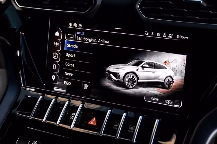 "Trái tim" trên mẫu siêu SUV Lamborghini Urus SE mới được Minh "Nhựa" đăng tải vẫn sẽ là khối động cơ xăng V8, tăng áp kép, dung tích 4.0 lít vốn đã quen thuộc trên chiếc siêu SUV Lamborghini Urus tiêu chuẩn đang có mặt tại Việt Nam.