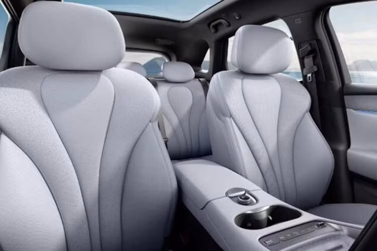 Bên cạnh thế mạnh về pin, BYD còn cung cấp cho Sealion 06 DM-i 2026 tùy chọn hệ thống hỗ trợ lái thông minh "God’s Eye C" tích hợp cảm biến LiDAR hiện đại hơn.