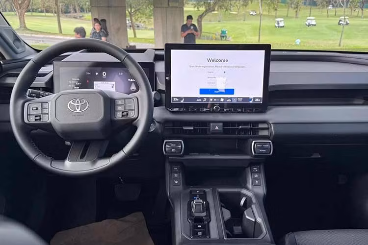 Không gian nội thất không quá phô trương, nhưng tạo cảm giác dễ chịu. Cabin chủ yếu là tông màu tối, vật liệu kết hợp giữa nhựa cứng, vải và da. Vô lăng mới cùng bộ màn hình kép cỡ lớn là dấu hiệu rõ rệt cho việc đây là phiên bản hoàn toàn mới.