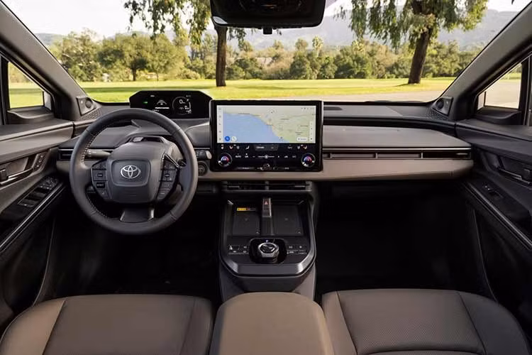 Tương tự ngoại thất, nội thất của Toyota bZ Woodland 2026 và "người anh em" bZ4X Touring cũng không có gì khác biệt khi sở hữu bảng đồng hồ taplo kỹ thuật số và màn hình trung tâm 14 inch.