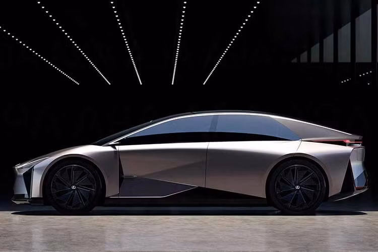Dự kiến ra mắt vào năm 2027, Lexus IS mới được cho là sẽ từ bỏ hoàn toàn động cơ đốt trong để chuyển sang nền tảng thuần điện. Đây là hướng đi khác biệt so với chiến lược “đa lộ trình” mà Toyota vẫn theo đuổi, nơi xe xăng, hybrid và thuần điện cùng tồn tại song song. Tuy vậy, ở phân khúc cao cấp, Lexus dường như sẵn sàng tiến nhanh hơn trong hành trình điện hóa.