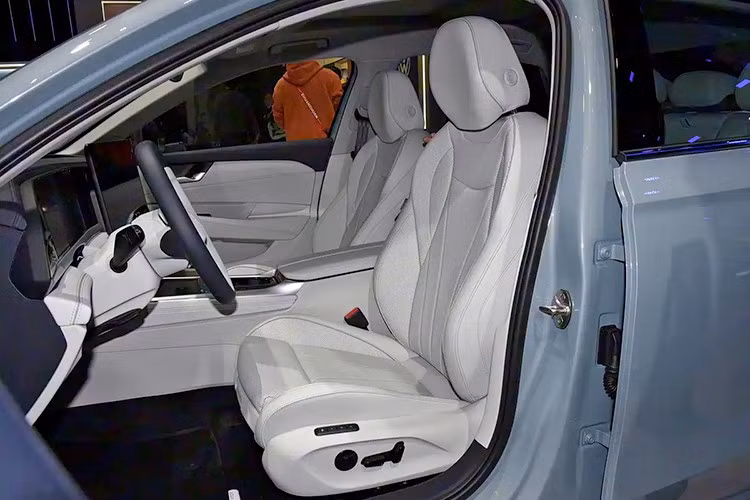 Ở bên dưới nắp ca-pô, Volkswagen Passat ePro sử dụng hệ truyền động hybrid cắm sạc, bao gồm động cơ xăng chuyên dụng EA211 1.5T EVO II với 4 xi-lanh, tăng áp, dung tích 1.5L, cho công suất tối đa 95 kW (khoảng 129 mã lực), kết hợp với mô-tơ điện mạnh 145 kW (194 mã lực).