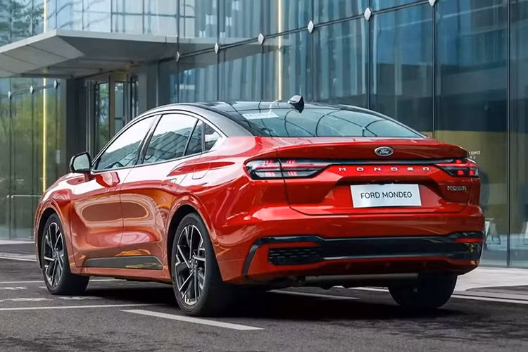 Đặc biệt, tại Trung Quốc và Trung Đông, dòng xe sedan Ford Modeo này không chỉ tồn tại mà còn liên tục được làm mới, thu hút sự chú ý với những nâng cấp ấn tượng. Điều này tạo nên một sự tương phản thú vị trong chiến lược sản phẩm toàn cầu của hãng xe thương hiệu Mỹ.