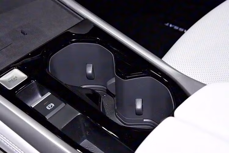 Passat là mẫu sedan hạng D có doanh số khá tốt của liên doanh SAIC-Volkswagen tại thị trường Trung Quốc. Từ tháng 1 đến tháng 10/2025, xe đạt doanh số cộng dồn 187.807 chiếc, trở thành mẫu sedan hạng D của công ty liên doanh bán chạy nhất tại thị trường tỷ dân.