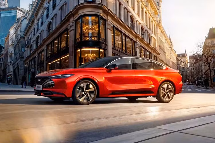 Ford hiện đã ngừng sản xuất các mẫu sedan truyền thống tại thị trường Bắc Mỹ kể từ khi chiếc Ford Mondeo cuối cùng rời dây chuyền lắp ráp Chicago vào năm 2019, tuy nhiên, mẫu xe tên tuổi này vẫn còn sống động ở nhiều nơi khác trên thế giới.