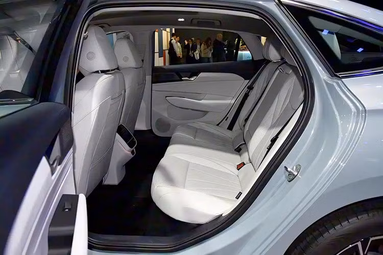 Pin của mẫu sedan này này với dung lượng 22 kWh, cho phép xe chạy hơn 150 km mà không tốn 1 giọt xăng, theo tiêu chuẩn CLTC. Tổng phạm vi hoạt động kết hợp của Volkswagen Passat ePro đạt 1.300 km.
