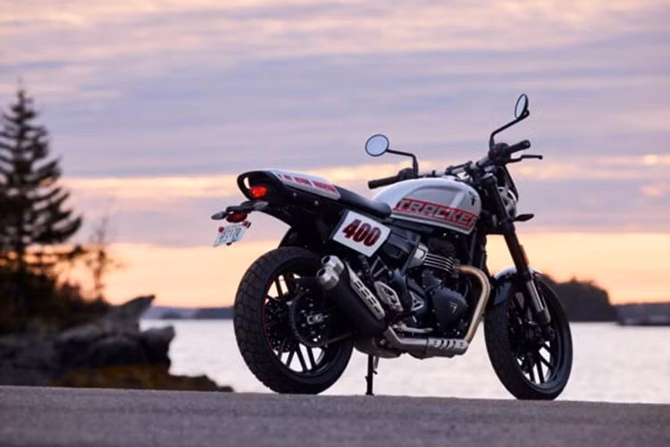 Mẫu xe naked-bike xe đua flat-track này đi kèm bánh xe 17 inch cả trước và sau, lốp 110/70 và 150/60, phanh đĩa 300 mm trước, 230 mm sau. Cụm đồng hồ tốc độ analog kết hợp màn hình LCD đa chức năng.