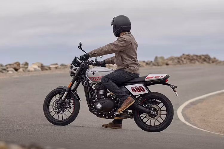 Triumph cung cấp mẫu Tracker 400 với ba màu sắc tùy chọn: Bạc Aluminium, Vàng Racing và Đen Phantom. Người lái có thể trải nghiệm tư thế ngồi chiếm ưu thế, mang lại cảm giác kiểm soát và tự tin trên đường.