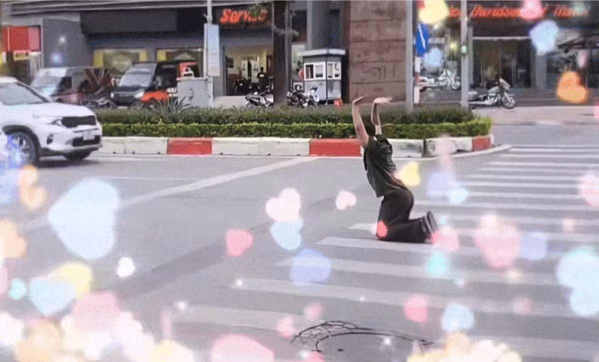 Trong video, Bách Khỉ chạy ra khu vực vạch kẻ đường rồi quỳ xuống, vái lạy các phương tiện phía trước đang dừng chờ đèn đỏ. Sau đó, anh nhanh chóng chạy lại lên vỉa hè.