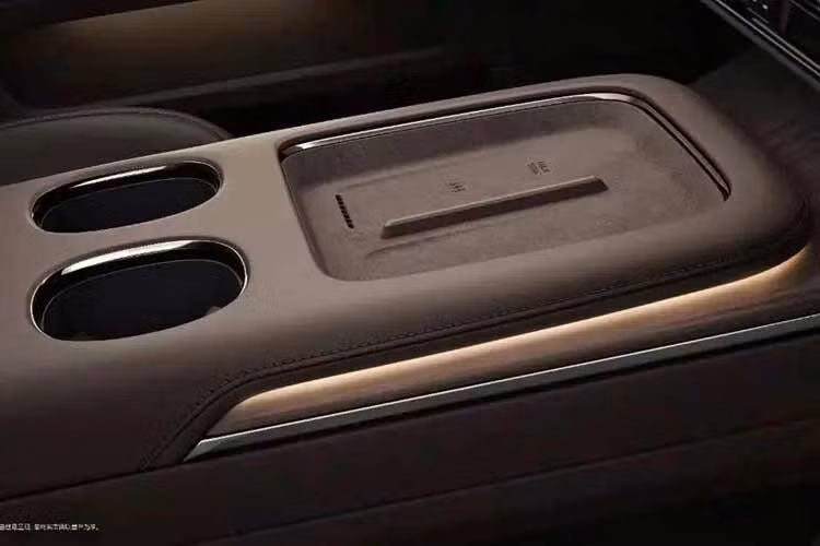 GAC M8 PHEV L 2027 vẫn sử dụng cấu hình nội thất 7 chỗ theo bố cục 2+2+3. Hàng ghế thứ hai đi kèm 2 ghế ghế độc lập và có bảng điều khiển cảm ứng để hành khách chỉnh các chức năng.