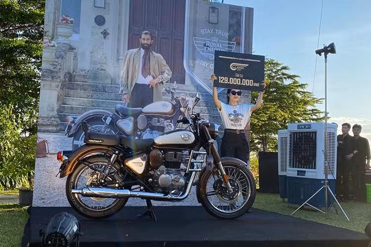 Royal Enfield Classic 350 ﻿Mẫu xe classic mang DNA cốt lõi trong của Royal Enfield trở lại với bốn phiên bản: Medallion Bronze (giá bán 129 triệu đồng), Commando Sand (giá bán 133 triệu đồng), Gun Grey và Stealth Black (giá bán 137 triệu đồng) và cao cấp nhất là Emerald (giá bán 139 triệu đồng). Xe dùng động cơ 350cc xylanh đơn làm mát bằng gió và dung dịch cho công suất 20 mã lực và 27 Nm tại 4.000 vòng/phút