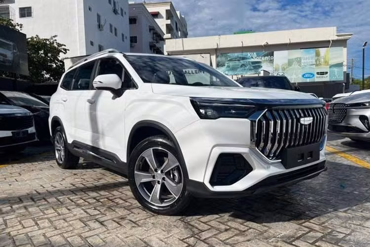 Thị trường ôtô Việt Nam lâu nay vốn rất khắc nghiệt với những mẫu SUV 7 chỗ lưng chừng. Không đủ sang để cạnh tranh nhóm xe tiền tỉ, nhưng cũng không đủ thương hiệu để kéo khách phổ thông. Và Geely Okavango sắp mở bán tại Việt Nam có vẻ đang bước đúng vào khoảng giữa đầy rủi ro đó.