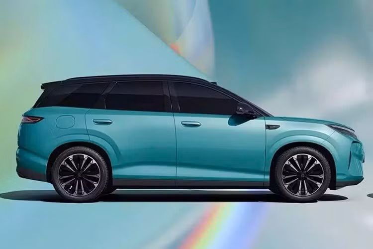 Xe hỗ trợ súng sạc không trọng lực cùng tính năng thanh toán không chạm. BYD cho biết hiện đã xây dựng hơn 6.000 trạm sạc nhanh trên toàn Trung Quốc, đồng thời khách hàng còn được hưởng quyền lợi sạc nhanh miễn phí trong một năm. "Trái tim" của mẫu xe này là mô-tơ điện đặt phía sau với hai mức công suất, bao gồm 200 kW (272 mã lực) và 240 kW (326 mã lực).