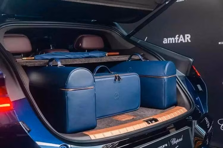 Trong tháng 4/2026, BYD cũng công bố kế hoạch triển khai 6.000 trụ sạc siêu nhanh ở nước ngoài, đồng thời mở rộng hoạt động của Denza tại châu Âu với hai mẫu Z9 GT và D9. Phiên đấu giá từ thiện tại Cannes là một trong nhiều thương vụ giao dịch xe BYD giá trị cao được công bố công khai trong năm 2026.