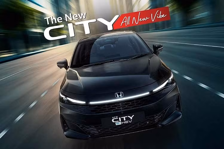 Tại thị trường Thái Lan, Honda mang đến 7 tùy chọn màu sắc ngoại thất thời trang. Trong đó có hai tông màu hoàn toàn mới là Đỏ ngọc trai (Blazing Red Pearl) và Xám ngọc trai (Urban Grey Pearl) được đặc cách dành riêng cho phiên bản thể thao e:HEV RS. Honda City và City Hatchback 2026 sẽ mở tại Thái Lan đến hết ngày 30/6/2026. Giá bán chính thức sẽ được công bố vào ngày 1/7 tới.