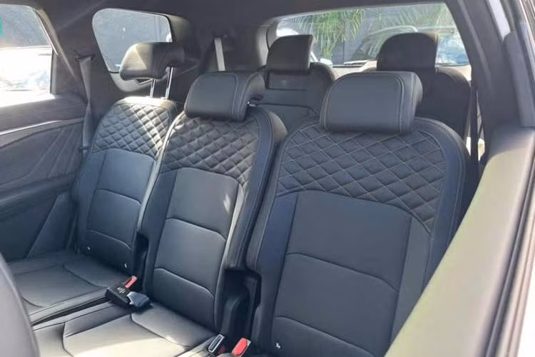 Điều khó cho Geely là hãng lại đang bước vào Việt Nam ở giai đoạn thị trường ôtô không còn dễ dãi. Người tiêu dùng giờ tỉnh táo hơn nhiều sau các làn sóng xe Trung Quốc đánh nhanh rút nhanh. Trong khi đó, Geely cũng không còn lợi thế giá rẻ gây sốc như thời MG hay BAIC khi mới vào Việt Nam. Giá 760-820 triệu đồng nghe có vẻ hấp dẫn với một SUV cỡ D, nhưng thực tế đã chạm vùng mà người mua bắt đầu cân nhắc thương hiệu và giá trị dài hạn thay vì chỉ nhìn option.