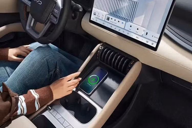 Vô lăng đã được thay bằng loại 2 chấu tích hợp cần số điện tử sau tay lái. Khu vực cụm điều khiển trung tâm được bố trí sạc nhanh không dây 50W, hàng nút bấm vật lý và hai khay để cốc. Đèn viền nội thất 256 màu, sưởi vô lăng, cửa sổ trời toàn cảnh kèm rèm chỉnh điện và hệ thống âm thanh Dynaudio 16 loa cũng được trang bị cho xe.